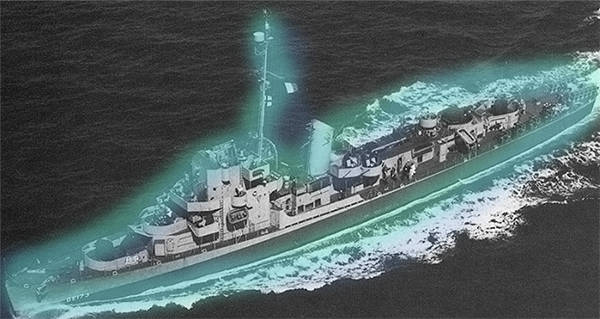 Image illustrative de l’USS Eldridge enveloppé dans un halo lumineux suite à l’activation du générateur électromagnétique de forte puissance à bord.