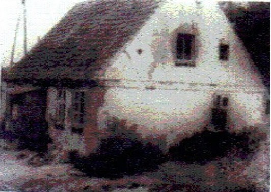 Photo de la ferme dans laquelle habitait Andreas en 1957 à Rüngen. Photo prise par Andreas alors qu’il passait ses vacances avec sa famille à Glowe sur l'île de Rügen, en 1985. La maison existait encore, mais elle était inhabitée et prête à être détruite.