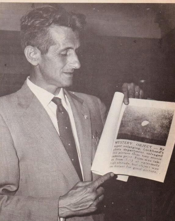 Orfeo Angelucci montrant une soucoupe volante en photo sur un article.