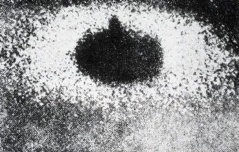 Ceci est semble-t-il un agrandi (découpé en deux morceaux rassemblés) de la photo du 18 septembre 1954 par Daniel Fry, près de Baldwin Park, Californie.