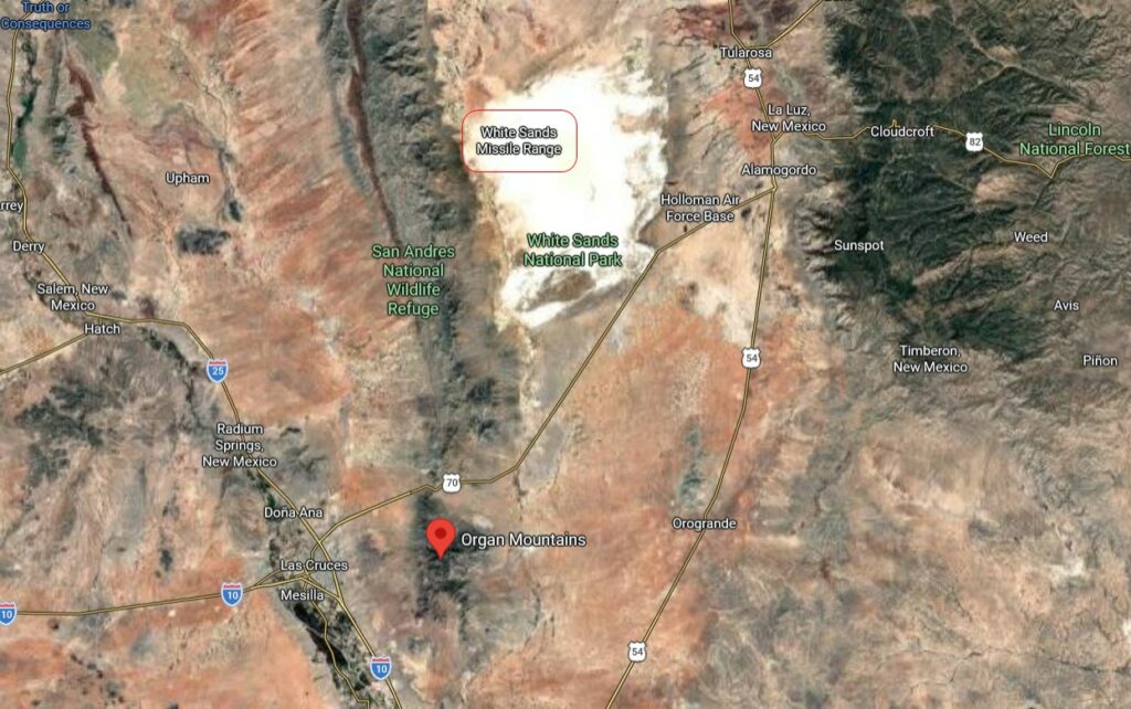 Emplacement du site de White Sands, au pied des montagnes Organ au Nouveau-Mexique, USA. On voit aussi Las Cruces à gauche des montagnes.