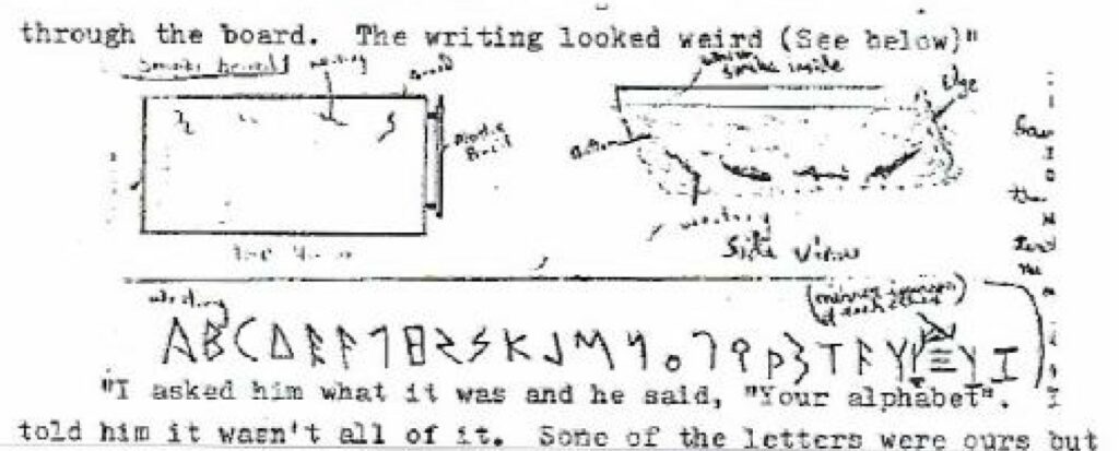 Dessin de Phyl concernant la plaque transparente emplie d'une brume blanche qui permet de faire afficher des écritures dessus, c'est l'équivalent d'un écran tablette mais pas décran digital, cela fonctionne avec une autre technologie. Dessin provenant du livre.