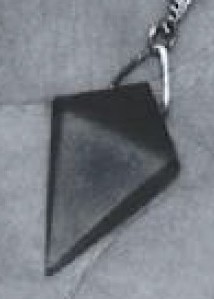 Photographie de la pierre qui lui a été donnée par Andrak, exactement similaire à celle d’Andrak, déjà percée pour faire passer une attache de collier, d'après livre.