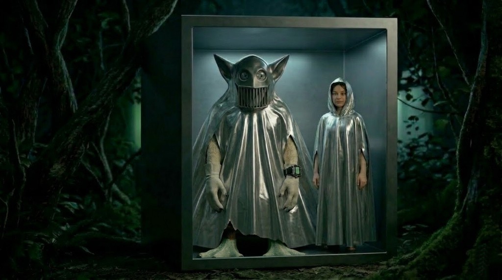 Illustration réaliste du moment où Phyl observe dans la boite les pieds de lézard de l’être, selon description de Phyl Pierceall dans le livre.