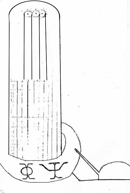 Voici le dessin mis à part nettoyé et retouché de Phyl  montrant mieux la connexion de l'anneau noir qui fait le tour de la base du tube sur sa partie basse striée verticalement, avec un tuyau transparent qui le relie au haut de la structure ovoïde en sous-sol dont la partie haute émerge. Et on voit aussi de manière détaillée la forme exacte des symboles qui ressemblnt à un Phi et un Psi (mais qui s'en sont pas, on voit la différence précisément).