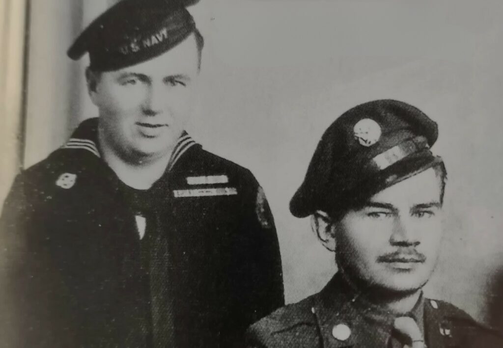 Photographie de Leo à gauche et Mike à droite, lors de leur engagement dans l’armée vers leurs 20 ans.