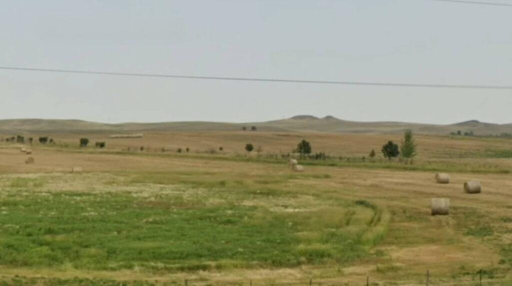Photographie du lieu approximatif des observations de Leo et Mike : colline au loin et plaine à ses pieds.