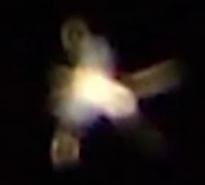 Agrandi zoomé de la photo de l'engin spatial de Ectom prise par José Yaguana dans le secteur de sa résidence, dans le ciel exposée précédemment.