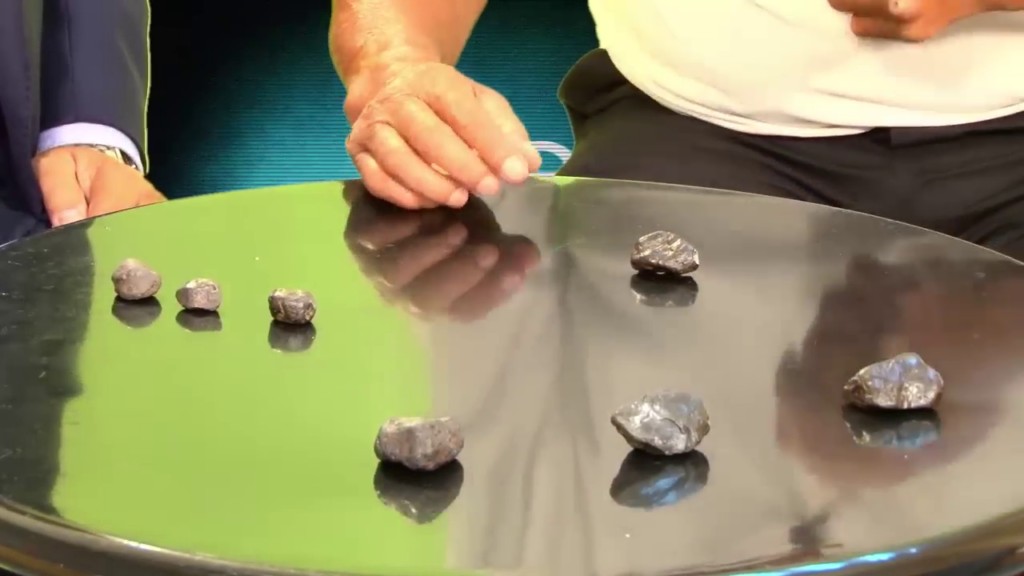 José Yaguana dispose devant Rolando Panchana en 2016 les 7 pierres qu’il a reçues des Ectomites pour dessiner la configuration d’étoiles qu’ils lui ont montrées pour désigner le lieu, qui est une image miroir de son dessin de 1996 et toujours pas ressemblante aux Pléiades, mais le dessin est encore différent en miroir, preuve que le dessin fait par José est en fait approximatif et pas un dessin exact.