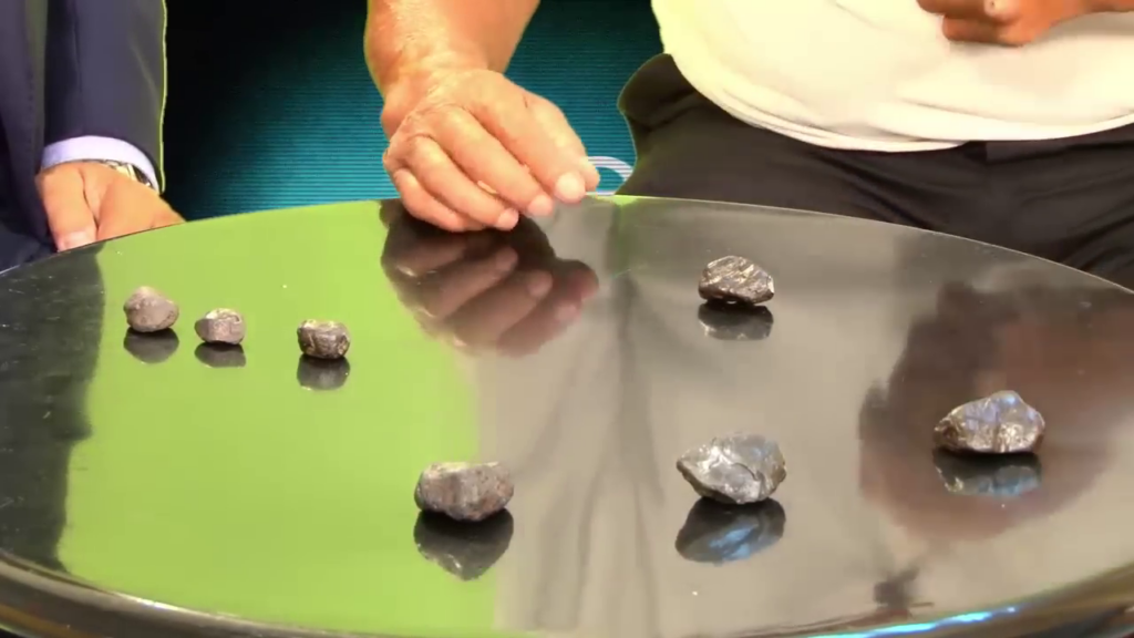 José Yaguana dispose devant Rolando Panchana en 2016 les 7 pierres qu’il a reçues des Ectomites pour dessiner la configuration d’étoiles qu’ils lui ont montrées pour désigner le lieu, qui est une image miroir de son dessin de 1996 et toujours pas ressemblante aux Pléiades, mais le dessin est encore différent en miroir, preuve que le dessin fait par José est en fait approximatif et pas un dessin exact.
