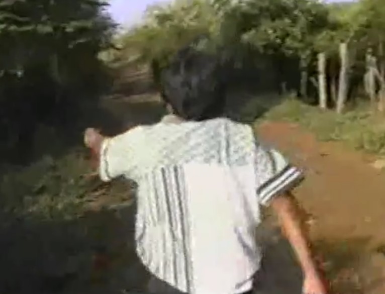 José Yaguana indique à Jaime Rodriguez qui filme l’endroit où il a garé sa camionnette sur le côté droit du chemin dans le sens de son arrivée (qui est sur notre gauche sur l’image).