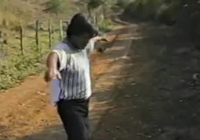José Yaguana montre à Jaime Rodriguez l’endroit où était posé le vaisseau, environ 15 mètres plus loin que la camionnette garée, face à l’avant de la camionnette, en travers du chemin, un pied posé sur la droite du chemin (sur notre droite sur l’image) et un autre sur la gauche du chemin, débordant largement dans le champ à gauche, reposant donc sur deux pieds. Là José est face à l’emplacement du premier pied.