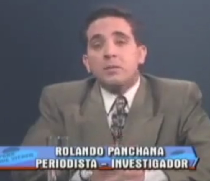 Rolando Panchana, présentateur et enquêteur TV de terrain pour la chaîne Ecuavisa à l’époque. Photo provenant de l’émission TV « Pourquoi sont-ils venus ? » étudiant les observations d’Ovni et en particulier le cas du contact de José Yaguana Zhuma et Graciela Granda.