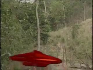 Image extraite d'un film d'animation fait par la TV d'Ecuavisa pour l'émission spéciale "Para que viénen ?" sur le cas du contact de Ectom. Illustration du départ du vaisseau circulaire rouge depuis le terrain où il était stationné.