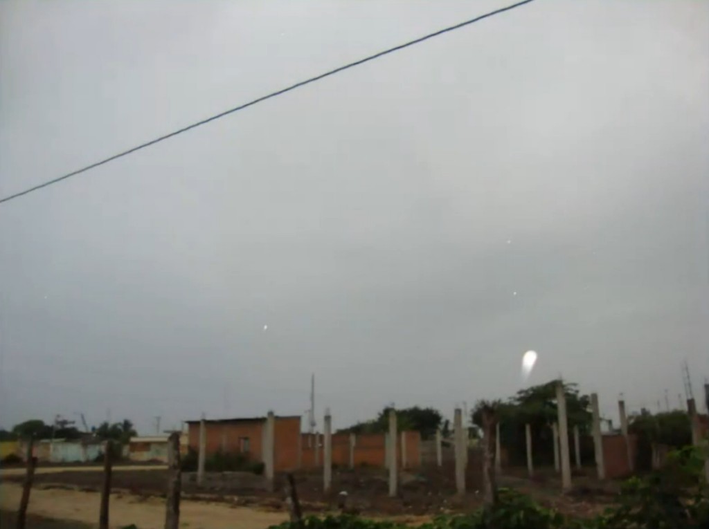 Au milieu de la photo prise par José Yaguana, la maison où il habite. Dans le ciel, proche de l'horizon vers la droite, au-dessus de chez lui, une boule lumineuse qui se déplace : un engin spatial de Ectom (sonde ou petite soucoupe en état d'apparence sphérique lumineuse).
