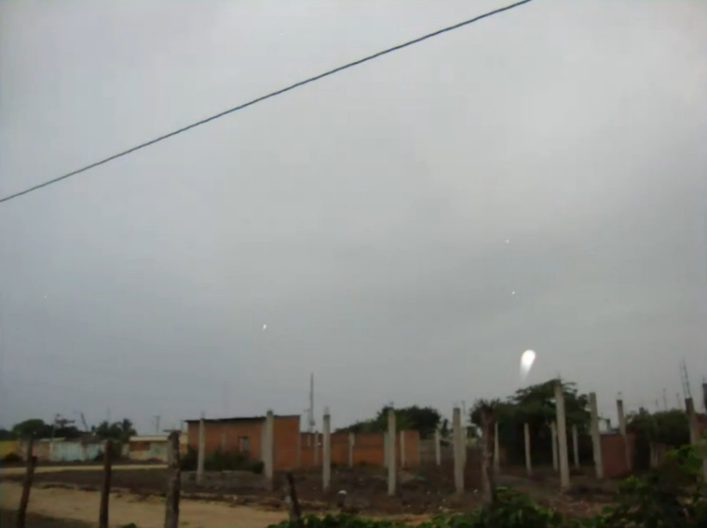 Au milieu de la photo prise par José Yaguana, la maison où il habite. Dans le ciel, proche de l'horizon vers la droite, au-dessus de chez lui, une boule lumineuse qui se déplace : un engin spatial de Ectom (sonde ou petite soucoupe en état d'apparence sphérique lumineuse).