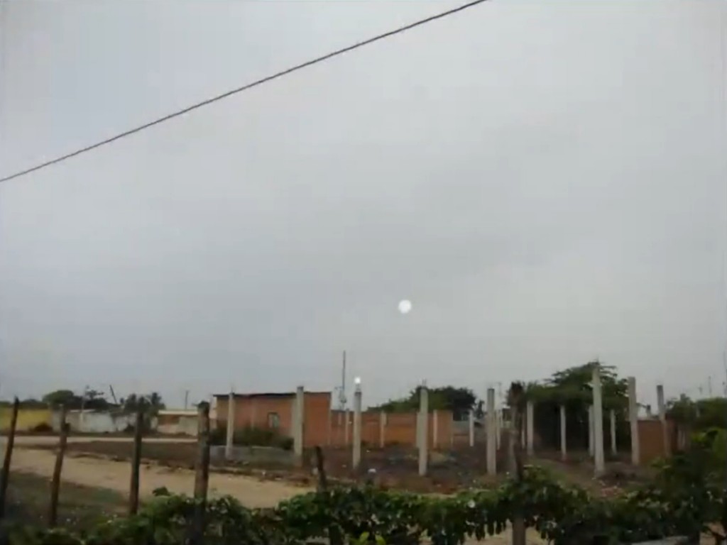Autre photo de la même boule lumineuse de Ectom au-dessus de la maison de José Yaguana, suivie sur sa trajectoire en photographie.