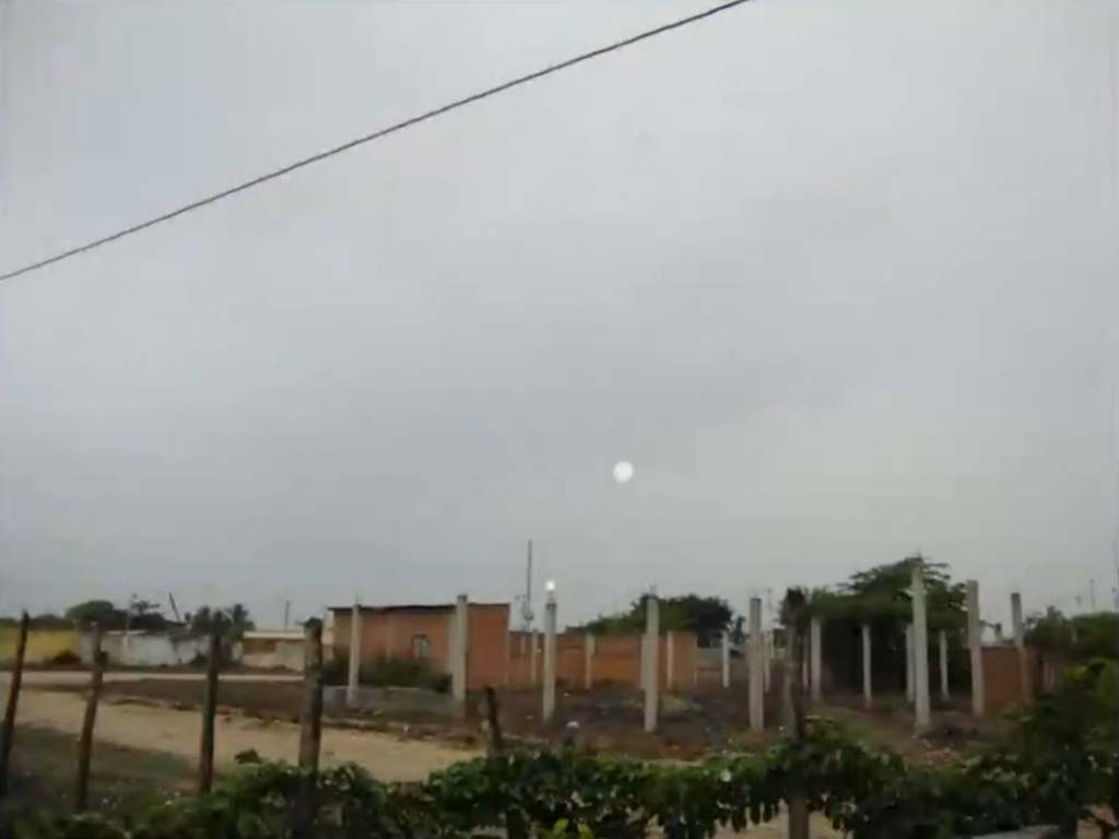 Autre photo de la même boule lumineuse de Ectom au-dessus de la maison de José Yaguana, suivie sur sa trajectoire en photographie.