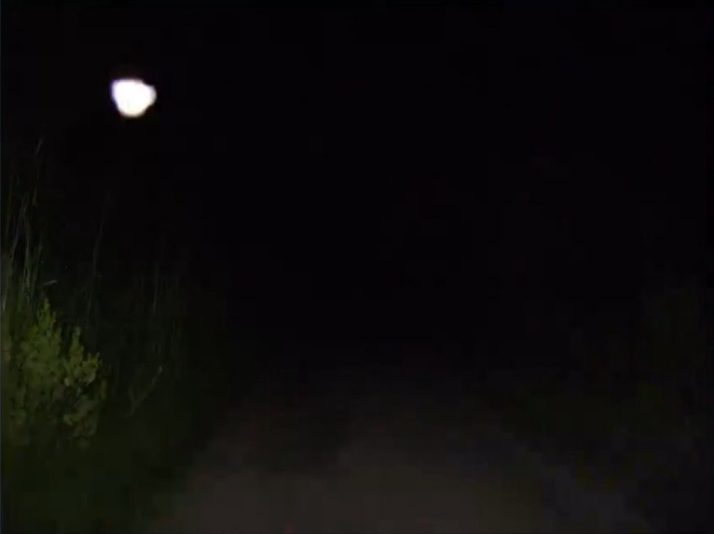 2ème photographie prise en 2011 par José Yaguana du vaisseau-mère très lumineux dans le ciel, lors du dernier contact physique avec les êtres d'Ectom et lui et Graciela, depuis un chemin.