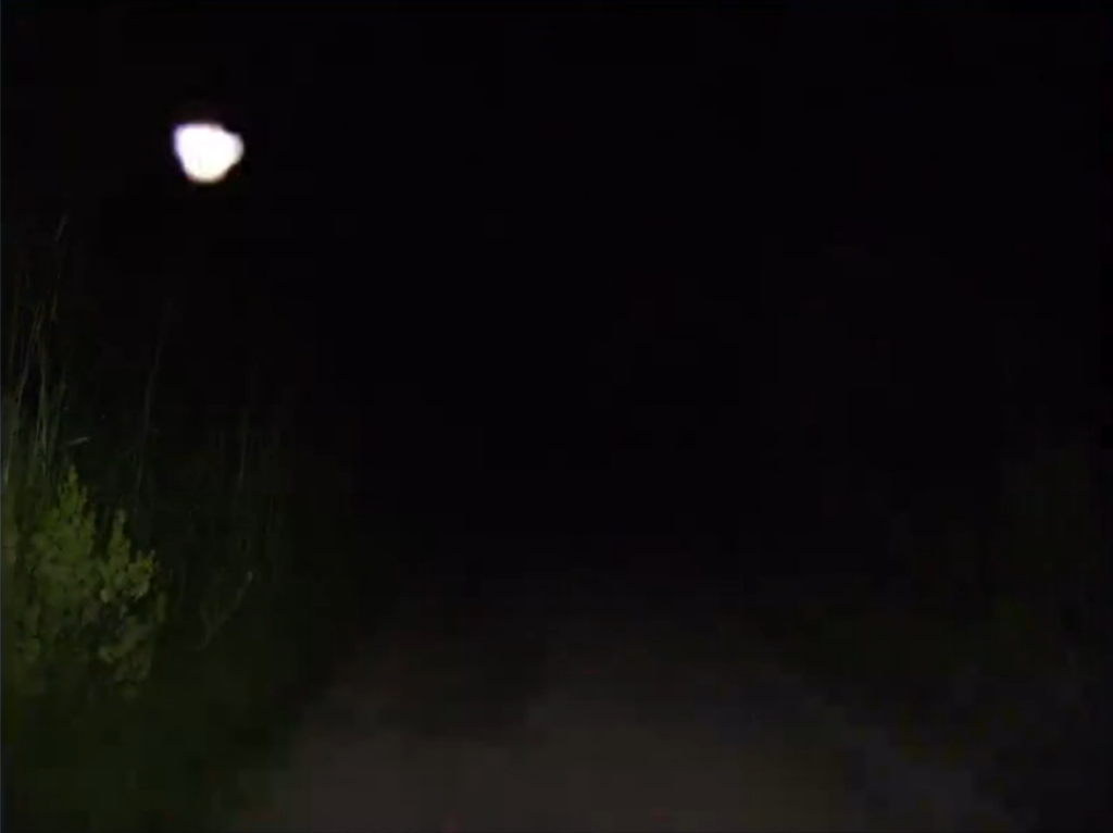 2ème photographie prise en 2011 par José Yaguana du vaisseau-mère très lumineux dans le ciel, lors du dernier contact physique avec les êtres d'Ectom et lui et Graciela, depuis un chemin.
