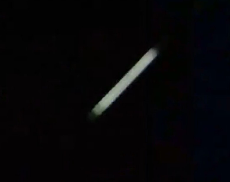 Zoom sur l'appareil volant en forme de cigare dans le ciel, prise par José Yaguana, provenant de la photo précédente.