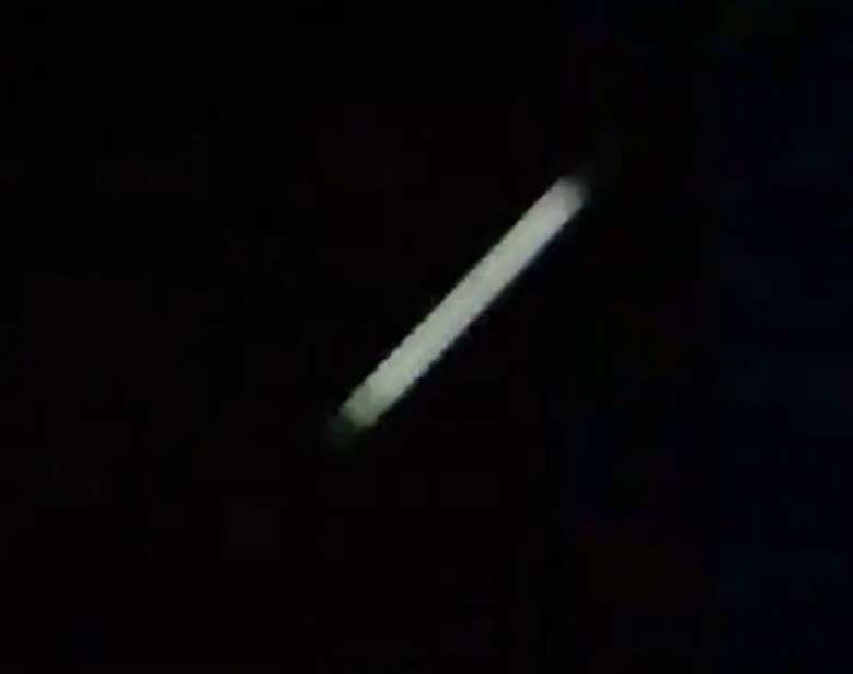 Zoom sur l'appareil volant en forme de cigare dans le ciel, prise par José Yaguana, provenant de la photo précédente.