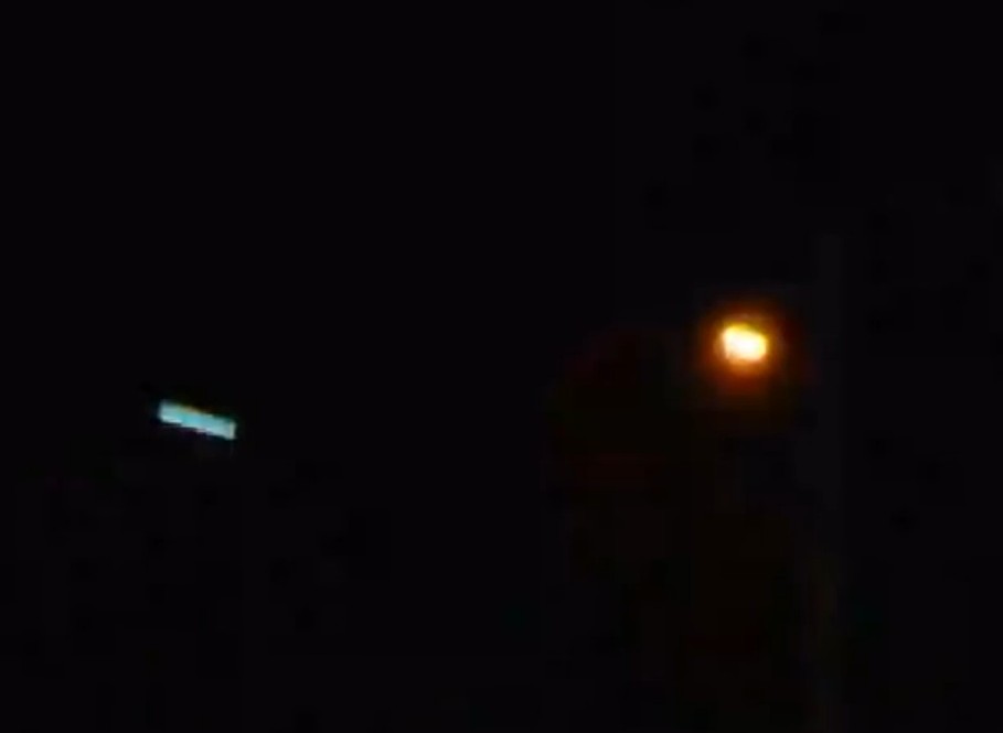 Photo prise d'un engin volant en forme allongée là aussi sur la gauche, prise par José Yaguana. La lumière orange sur la droite est un lampadaire public, ceci est pris à proximité de sa maison.
