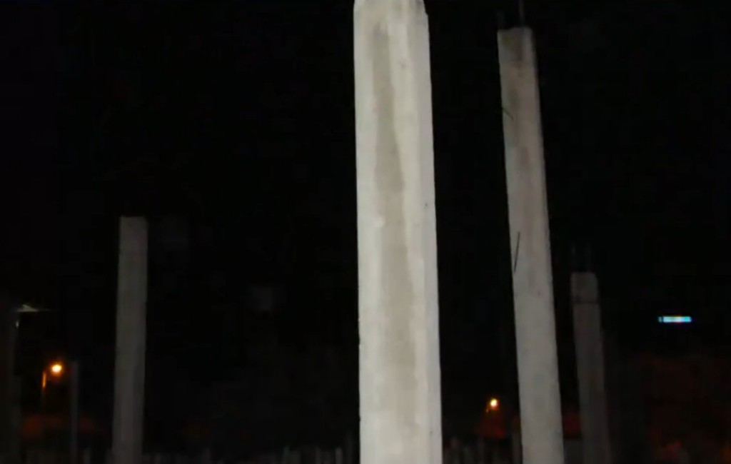 Le même engin volant allongé qu'à la photo précédente, suivi sur son trajet en mouvement.