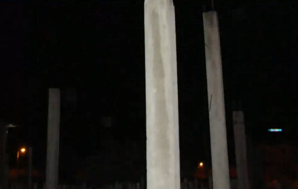 Le même engin volant allongé qu'à la photo précédente, suivi sur son trajet en mouvement.