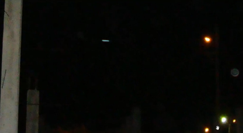 Photo prise d'un engin volant de Ectom en forme allongée là aussi sur la gauche, prise par José Yaguana. La lumière orange sur la droite est un lampadaire public, ceci est pris à proximité de sa maison.