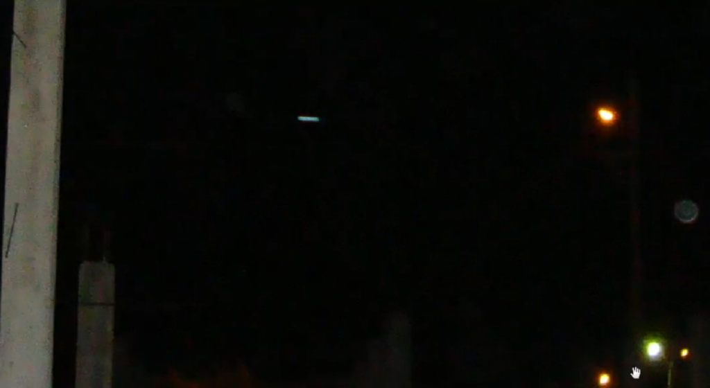 Photo prise d'un engin volant de Ectom en forme allongée là aussi sur la gauche, prise par José Yaguana. La lumière orange sur la droite est un lampadaire public, ceci est pris à proximité de sa maison.