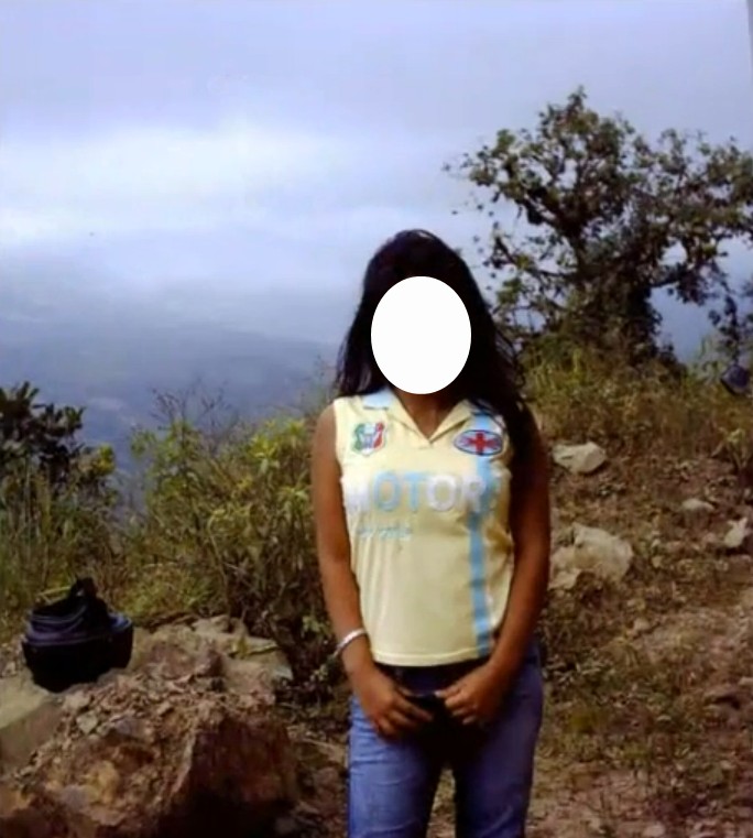 Photographie de la fille de José Yaguana et Graciela Granda quand elle avait 14 ans. Trois vaisseaux spatiaux sont visibles en mode "gazeux" comme le dit José, ou disons semi-matérialisés, dans le ciel, à gauche de la jeune fille. Ils ont été cerlés de nlanc pour les repérer.