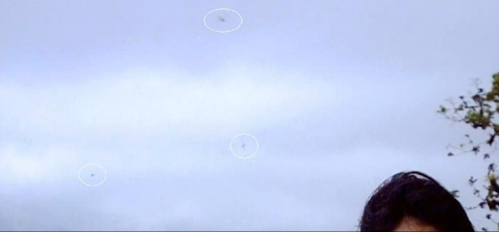 Agrandi de la photo précédente avec mise en évidence des 3 vaisseaux dans le ciel, cerclés en blanc.