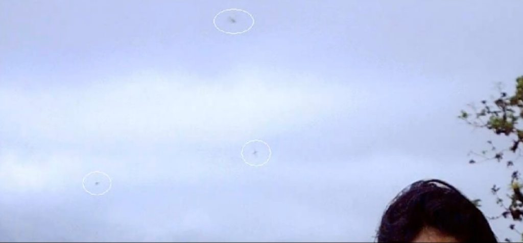 Agrandi de la photo précédente avec mise en évidence des 3 vaisseaux dans le ciel, cerclés en blanc.