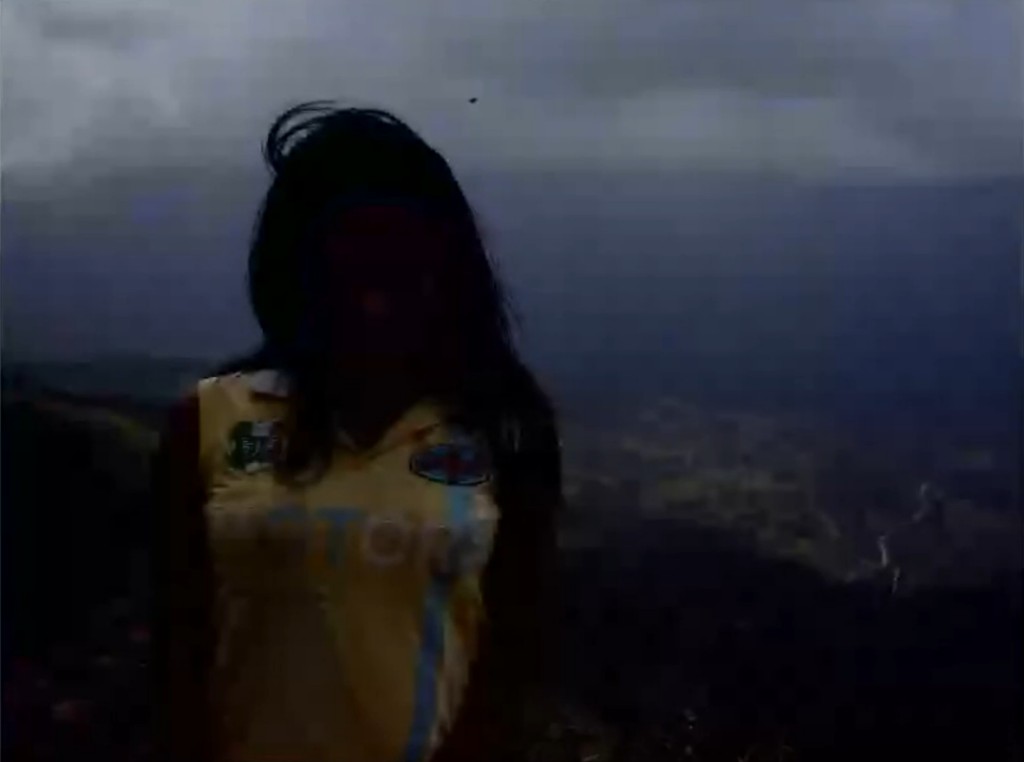 Autre photographie prise par José Yaguana de sa fille, du haut d'une colline. Un engin volant non lumineux est visible sur la droite de la tête de sa fille.