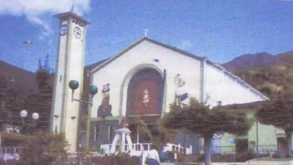 Photo de la cathédrale de Chilla prise par José Yaguana. Un objet volant métallique apparaît dans le ciel sur la guahce en haut de la photo.