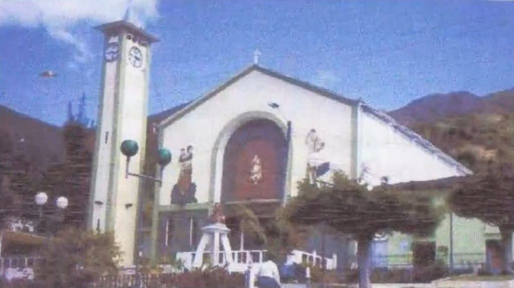 Photo de la cathédrale de Chilla prise par José Yaguana. Un objet volant métallique apparaît dans le ciel sur la guahce en haut de la photo.