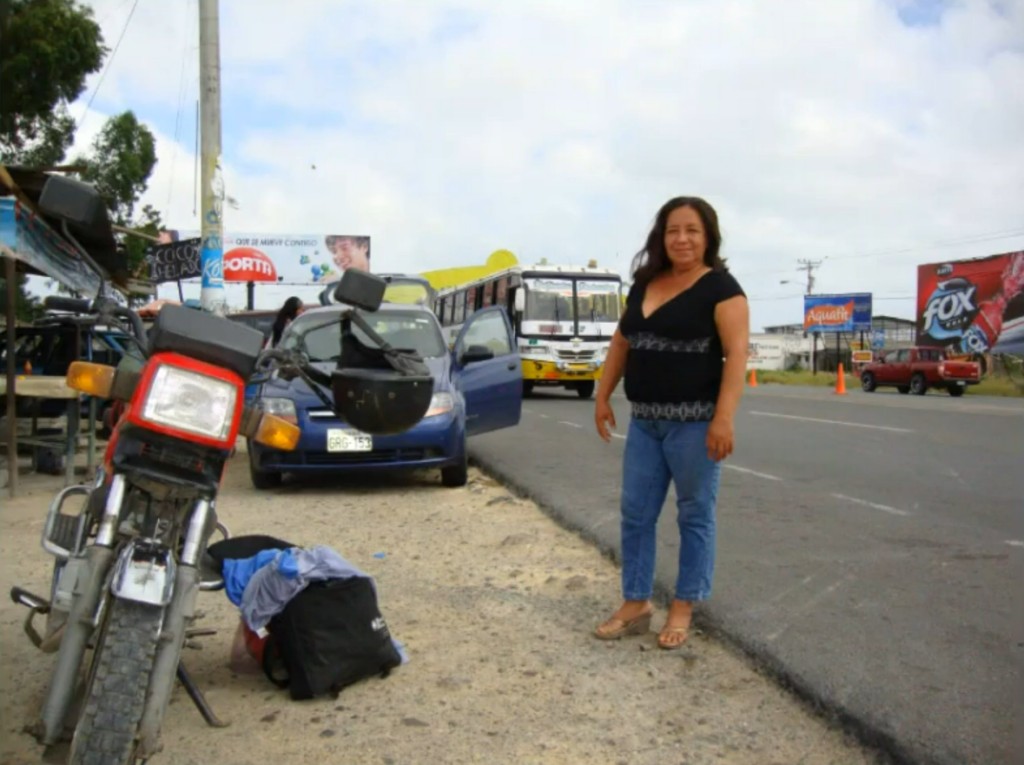 Photo prise par José Yaguana de son épouse Graciela. Ils circulaient tous deux sur la moto conduite pa José qu'on voit sur la gauche. Ils ont été arrêtés à un contrôle routier des papiers faits par la police. Une fois le contrôle terminé, et avant de repartir, José a pris cette photo de Graciela. Ce n'est qu'après développement qu'il a remarqué un appareil volant de forme triangulaire dans le ciel au-dessus du panneau publicitaire. Il a conclu qu'ils étaient suivis et surveillés pour leur protection par cet appareil.