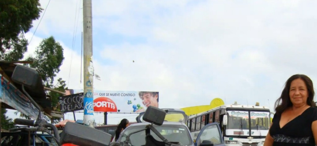 Zoom sur la photo précédente dans la zone du ciel où l'appareil volant est visible, sur la gauche de Graciale Granda, au-dessus du panneau publicitaire.