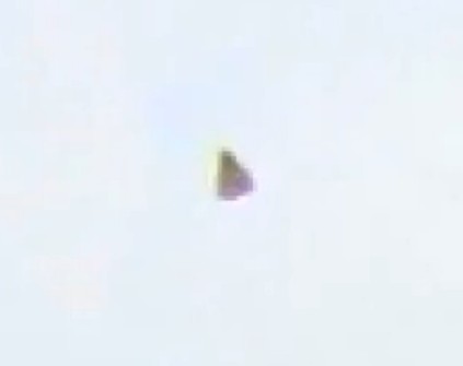 Zoom plus fort sur l'appareil volant tiangulaire dans le ciel de la photo précédente prise par José Yaguana.