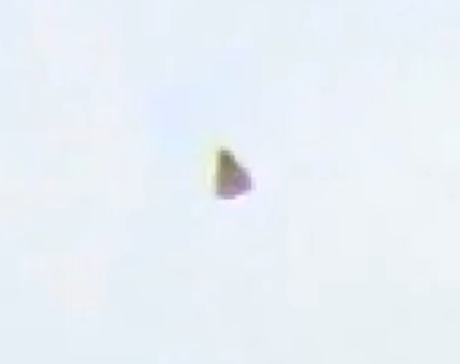 Zoom plus fort sur l'appareil volant tiangulaire dans le ciel de la photo précédente prise par José Yaguana.