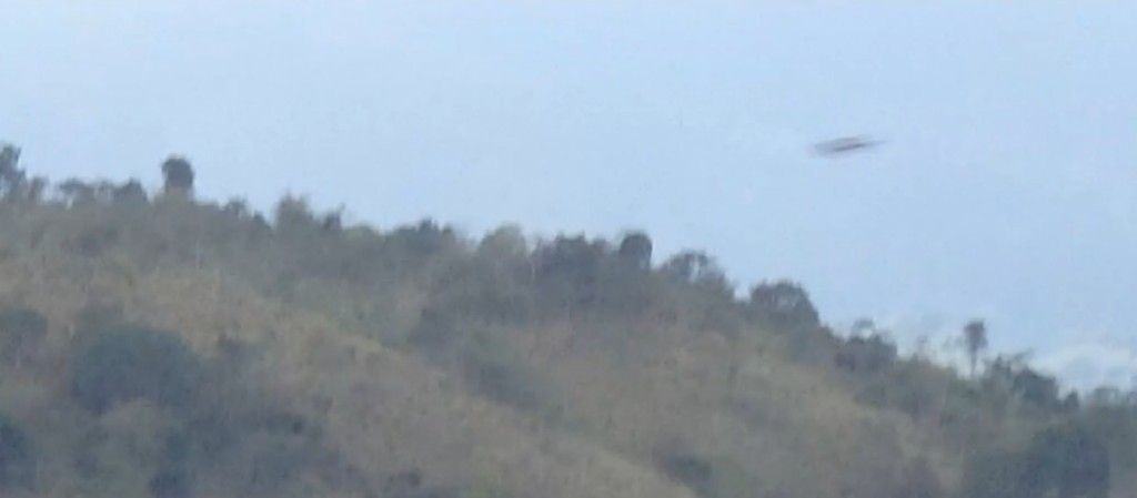 Zoom du vaisseau spatial de Ectom dans le ciel au-dessus à droite de José Yaguana de la photo précédente.