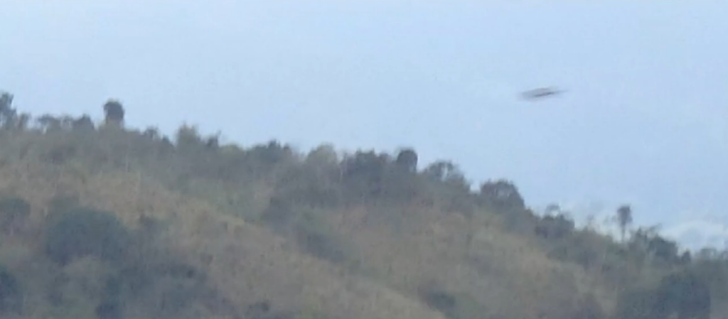 Zoom du vaisseau spatial de Ectom dans le ciel au-dessus à droite de José Yaguana de la photo précédente.