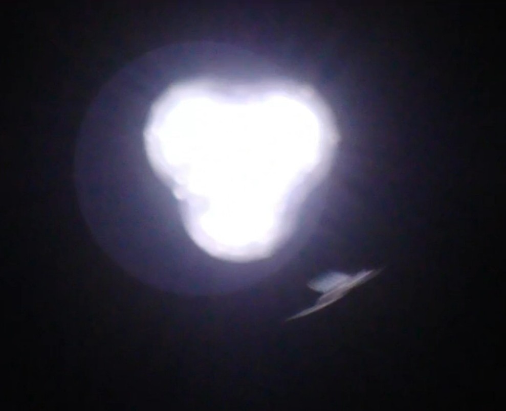 1ère photographie prise en 2011 par José Yaguana du vaisseau-mère très lumineux dans le ciel, lors du dernier contact physique avec les êtres d'Ectom et lui et Graciela, depuis un chemin. Une sorte d'orbe lumineuse translucide entoure le vaisseau, décalée sur la partie gauche.