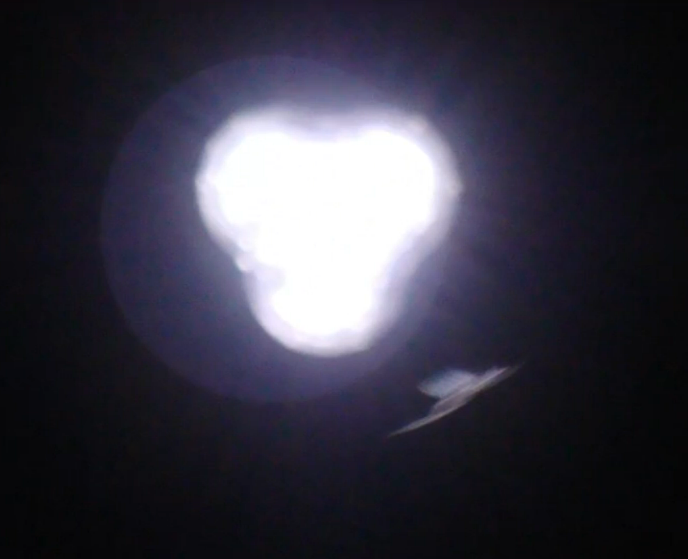 1ère photographie prise en 2011 par José Yaguana du vaisseau-mère très lumineux dans le ciel, lors du dernier contact physique avec les êtres d'Ectom et lui et Graciela, depuis un chemin. Une sorte d'orbe lumineuse translucide entoure le vaisseau, décalée sur la partie gauche.