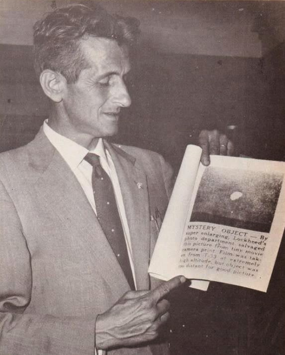 Orfeo Angelucci montrant une soucoupe volante en photo sur un article.
