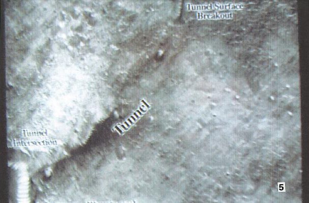 Photo de Mars - Interprétation : tunnel et percée de tunnel à la surface