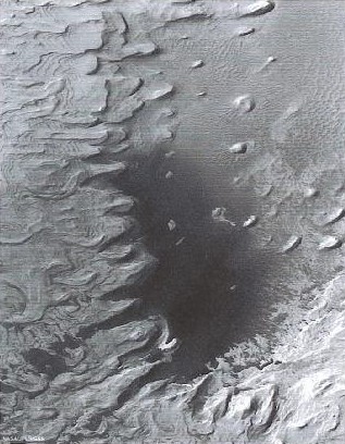 Photo de Mars - Interprétation : la zone sombre ressemble à de l’eau stagnante