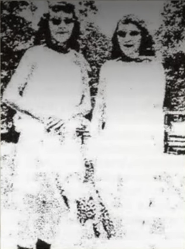 Autre photographie des sœurs Helen et Betty Mitchell ayant eu le contact avec Mars, avec des lunettes de Soleil.
