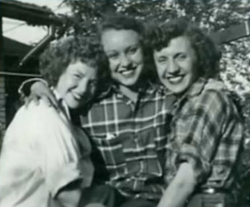 Photographie des deux sœurs Helen et Betty Mitchell du contact avec Mars (sur la droite) avec leur mère (à gauche).